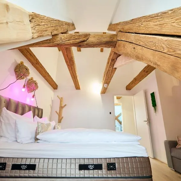 WOOD WORLD Luxury - Massage - Bergblick - Tranpolin- Parken, hotel v destinaci Markdorf