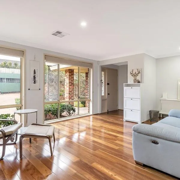 59AG Abnb-Style Tranquil 3BR Home, Water with Private Fenced Yard, hotel in Sydney