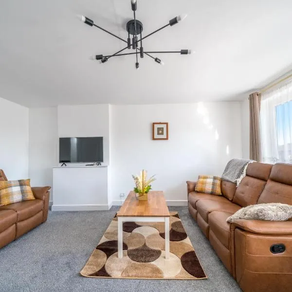 5 Bedrooms Homely House with Garden-Sleeps 11 Comfortably on 5 Double Beds, 1 Single Bed, Onsite Private Parking,Business Travellers, Contractors, & Holiday-Goers, Family Groups, Near Westfield Stratford,Excel Centre,O2 Arena,Elizabeth Line,Central London, hotel in Goodmayes