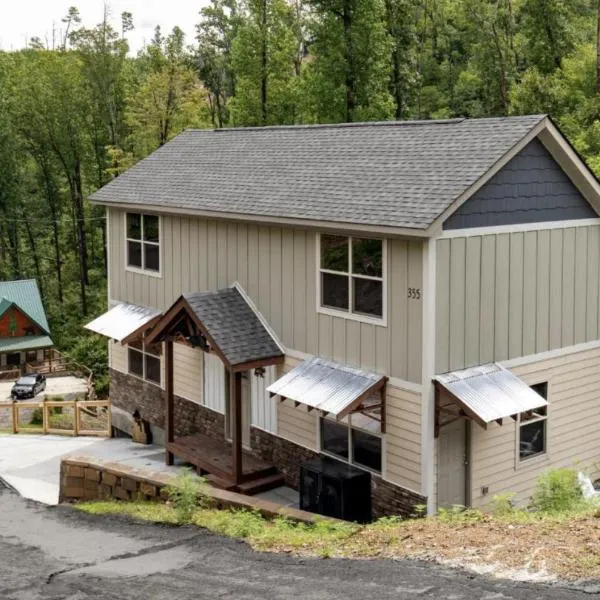 Falling Brook – Cozy Creekside Cabin with Hot Tub, Game Loft & Dog-Friendly Comfort, hotel u gradu Gatlinburg