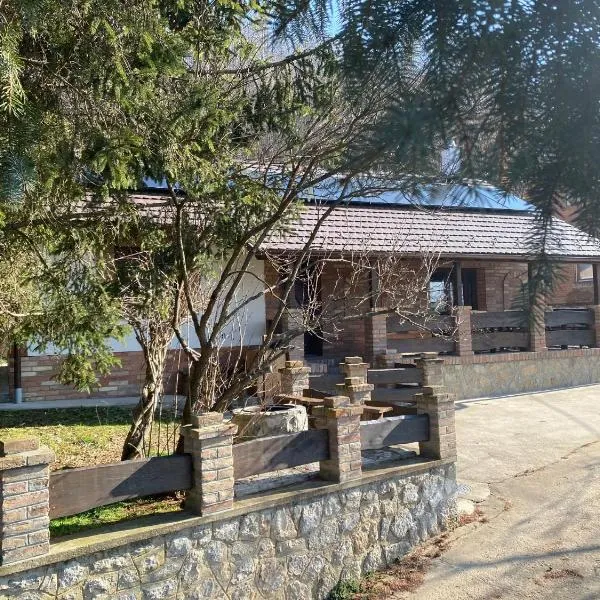 Csicsergő ház Orfű, hotel v destinácii Orfű