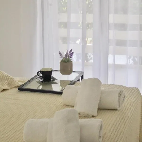 Bright and Peaceful Apartment near Varkiza beach, khách sạn ở Varkiza