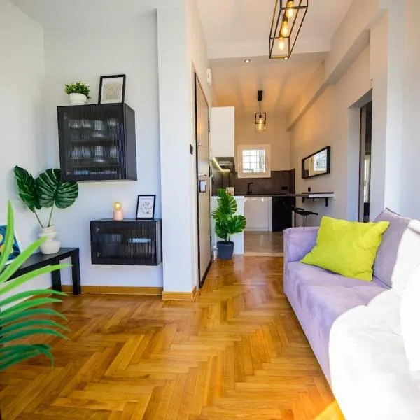 Flat with view of Marina Zeas, hotel u Pireju