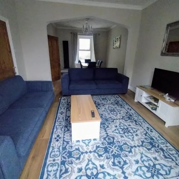 large 4 bedroom, hotel v destinaci Pembroke Dock