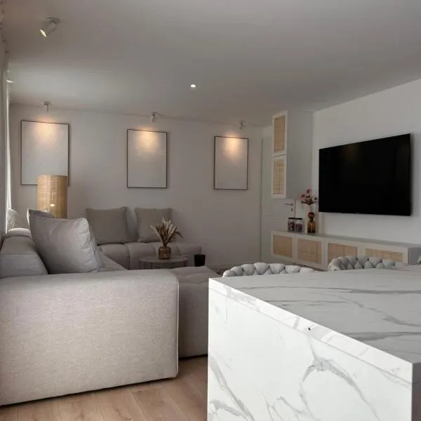 Appart 'COSY avec Piscine Chauffée Privée, отель в Салон-де-Прованс