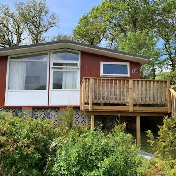Delightful Chalet Peaceful Site Near Aberdyfi, hotel in Tywyn