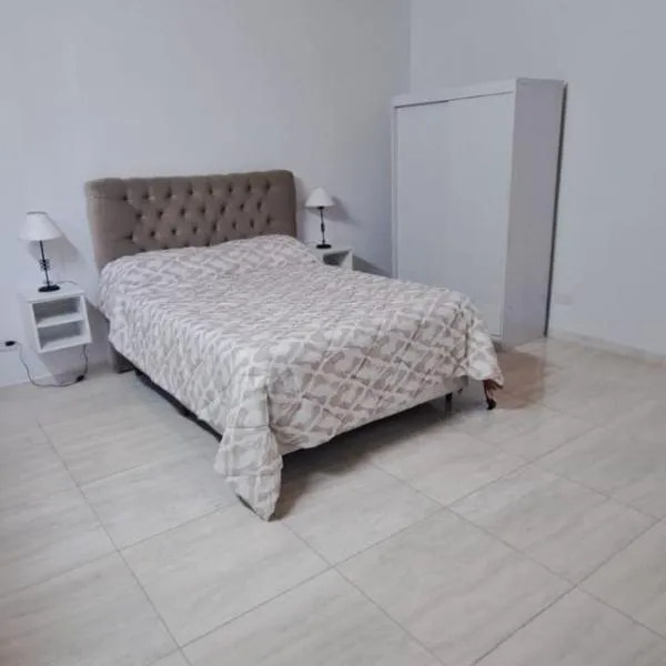 Apartment for 2 people - two, hotel in Adrogué