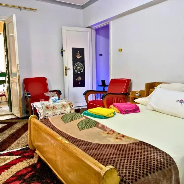 Gadou Rooms - Affordable Private Rooms & Shared Flats in Downtown Port Said with Full Kitchen Access, hotel v destinaci Port Said