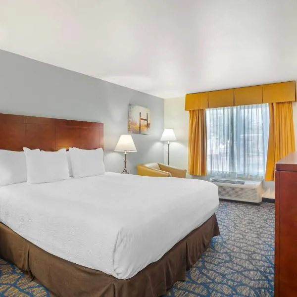 Best Western Plus Villa Del Lago Inn Patterson، فندق في Patterson