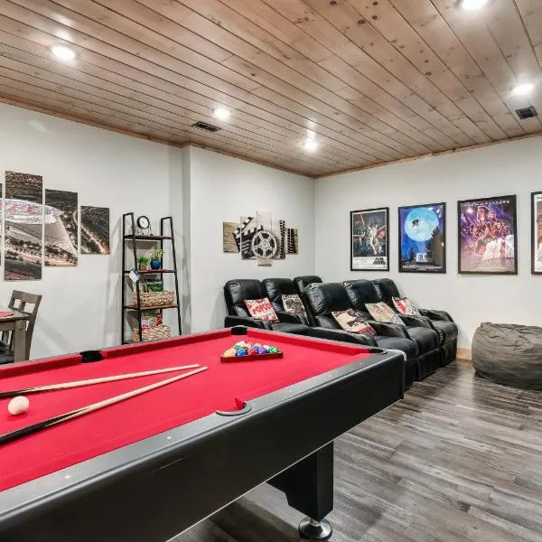 New Luxury Vacation Home Cabin in Smoky Gatlinburg - Theater Room, hotel in Gatlinburg