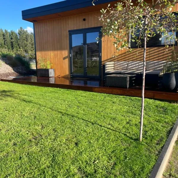 Tiny home with mountain and orchard views, hotel in Cromwell