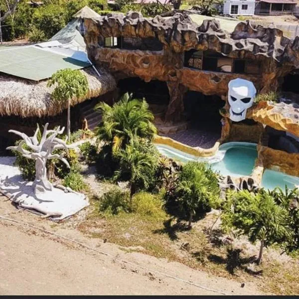 La Perla Negra Eco Pirate Resort, hotel in Puntarenas