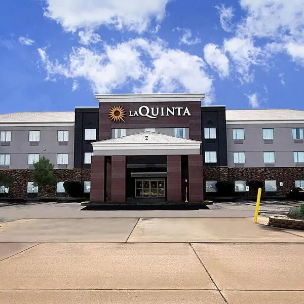 La Quinta Inn & Suits by Wyndham Pontoon Beach IL, hotel in Pontoon Beach