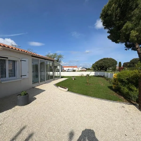 Le pin parasol côte vendéenne, Hotel in Longeville-sur-Mer