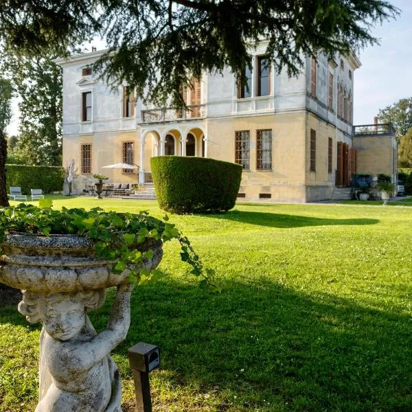 Villa Liberty Venezia -Jacuzzi and Gardens- Dimora Storica a soli 20km da Venezia, ξενοδοχείο σε Mira