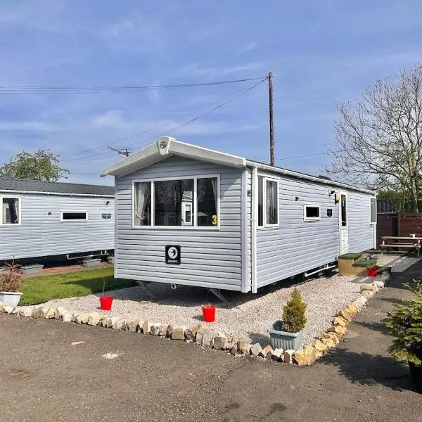 Swift 3-Bedroom Caravan Located in Uddingston, Glasgow at Maryville Caravan Site, hotel em Uddingston