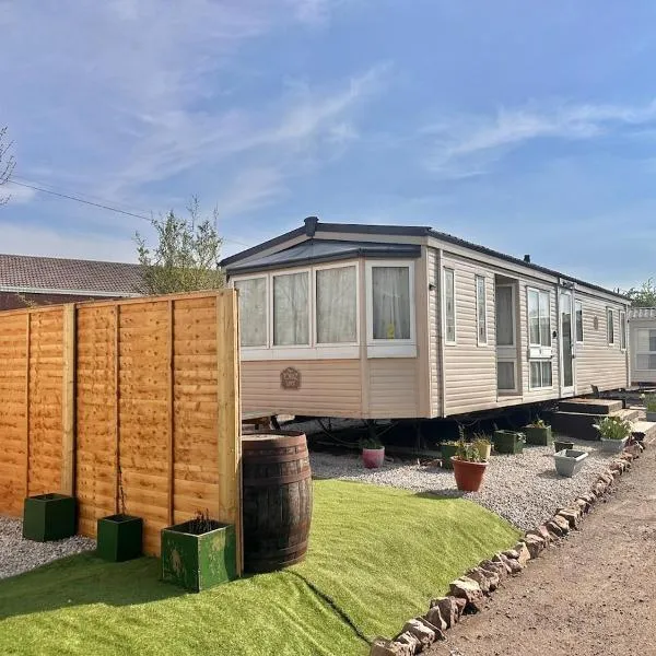 Atlas 2 Bedroom Caravan - Located in Uddingston, Glasgow at Maryville Caravan Site, hotel Uddingstonban