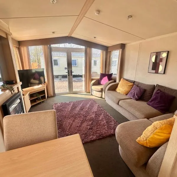 Swift Moselle 2 Bedroom Caravan Located in Uddingston, Glasgow at Maryville Caravan Site, hotel Uddingstonban