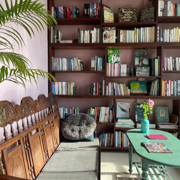 Here Library - A wooden home by the river with a library, hotel v destinaci Thốt Nốt