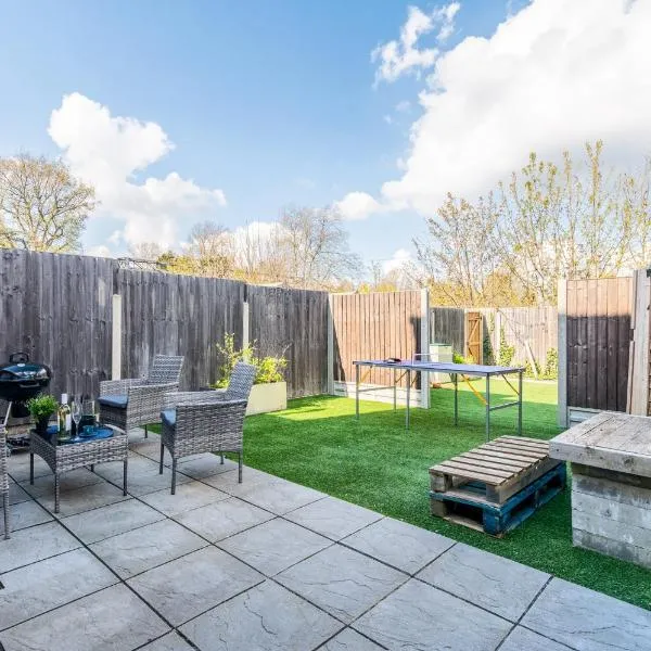 Parking, Yard, BBQ, Chic Apartment Near Wembley, hotel a Harrow