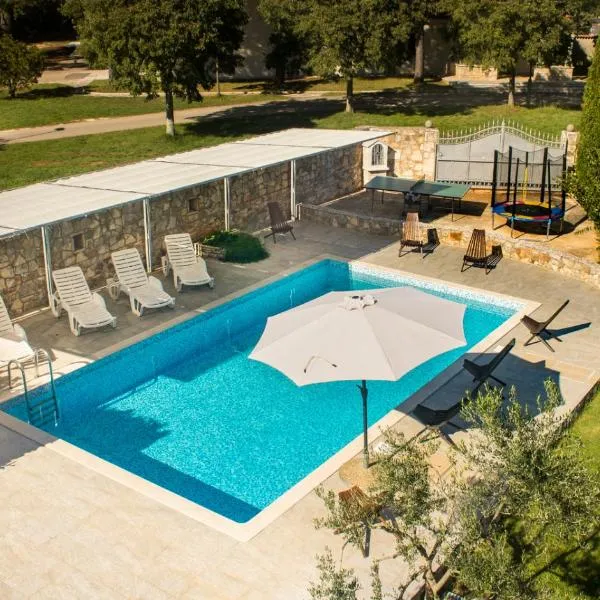 Apartments with Pool Villa Fjord, hotel in Kanfanar