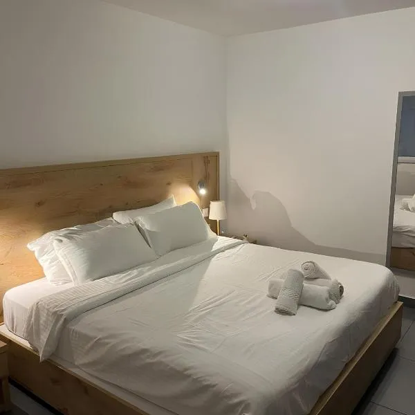 Charming Lower-Level Apartment, hotel in Il- Gżira