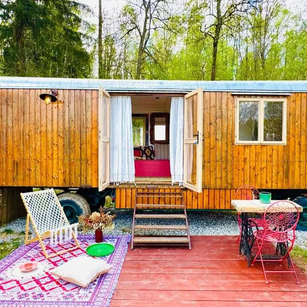 Maringotka Lipenka u Lipenské přehrady na Šumavě, hotel v Hořicích na Šumavě