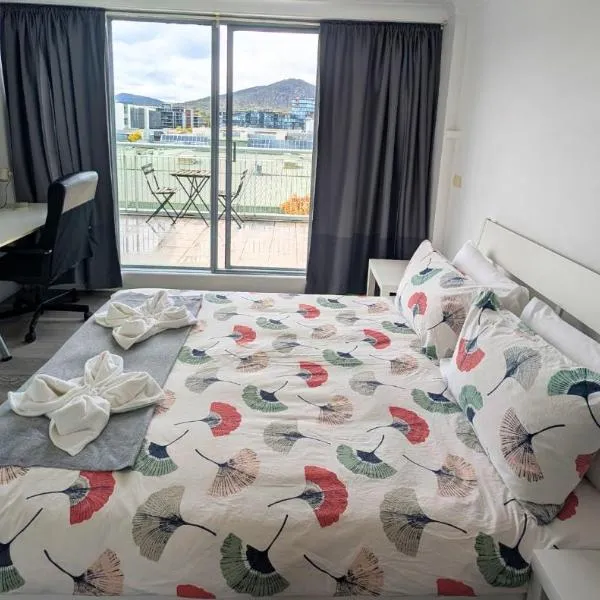 Dana-Cozy Private Room in Shared Central Apt-Rm 2, ξενοδοχείο στην Καμπέρα