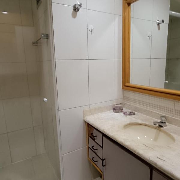 Pé na areia com piscina