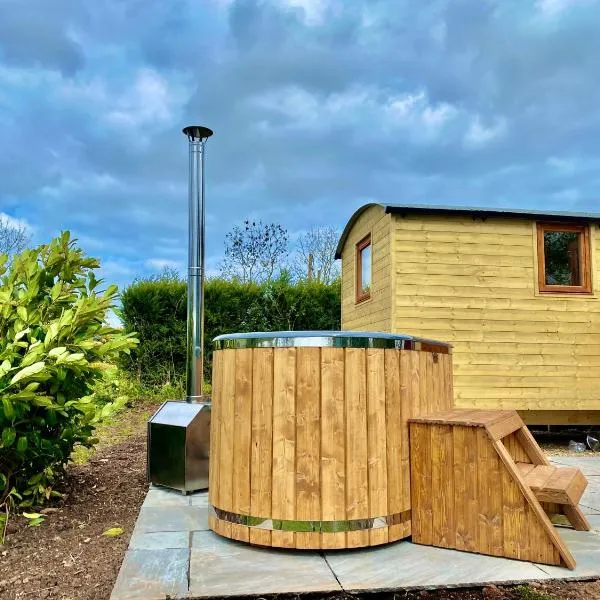 Off-Grid Glamping - Quiet, Starry Escape, hotel in Yarpole