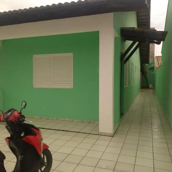 Casa a meia quadra do mar lugar tranquilo próximo a tudo, Hotel in Matinhos