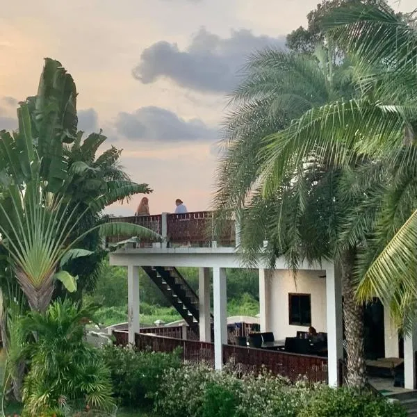 VILLA in CET Resort Padelcenter with pool padel tennis, hotel in Ban Hang Ta Duk