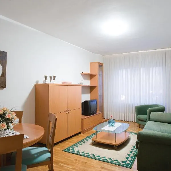 Apartamentos La Aurora by Clabao, hotel in Logroño