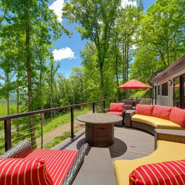 Remote Smoky Mtn Escape with Views and Trail Access!, hotel v destinaci Cullowhee