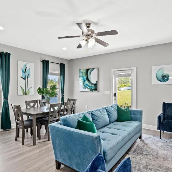 NEW 3BRs - Renovated - Waterfront - Game Room - 8mins to Beach, hotel in Panama City Beach