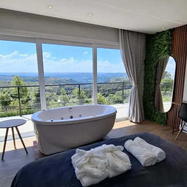 Casa 2 suítes, ofurô, piscina no Vale dos Vinhedos, Hotel in Monte Belo