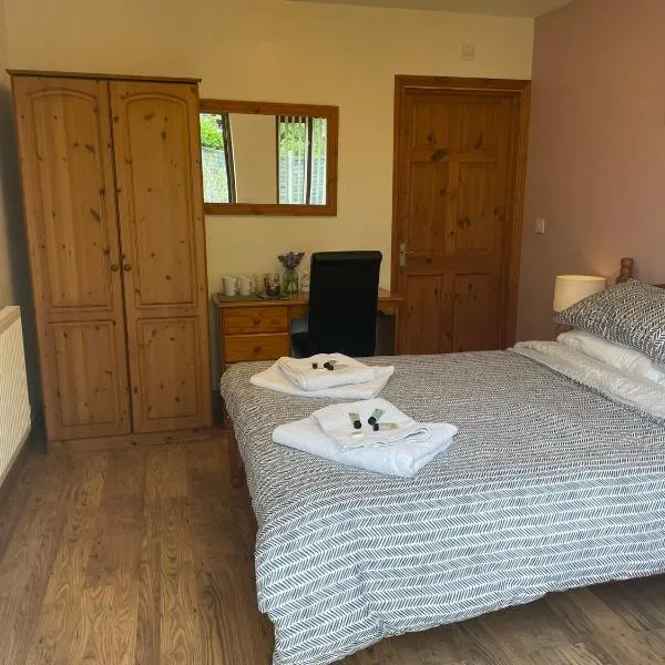 Rooms at the Huntsman Inn, hotel v destinaci Falfield