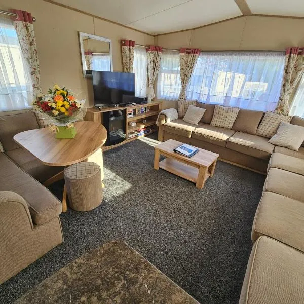 Hot Tub Getaways The Oakley 8 berth caravan with hot tub and quiet setting, hotel in Tattershall