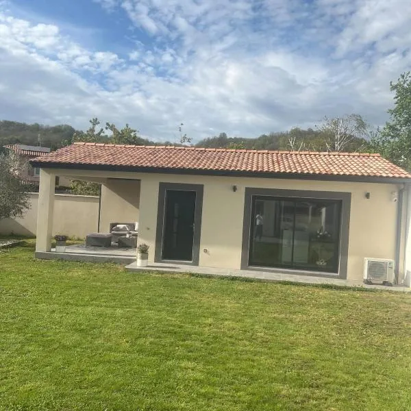 Petite maison au calme, hotel in Beynost