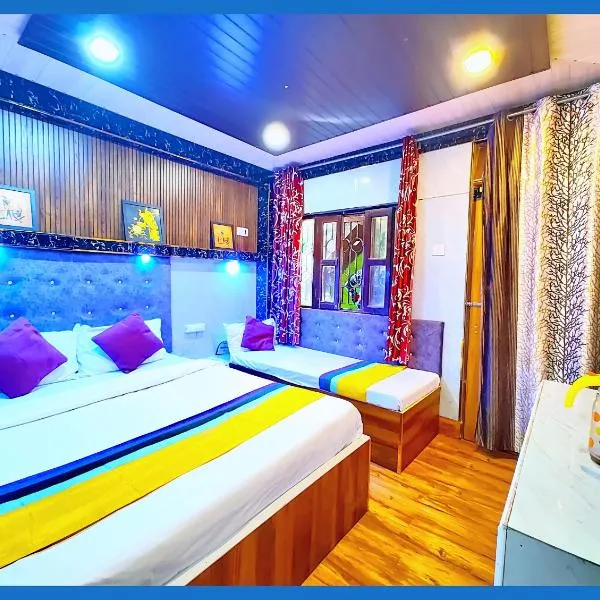 Viesnīca Flattiess ! Hotel Near Mall Road - Open Sitting Area on Terrace with Full Naini Lake View and Mountain Valley View - Wi Fi - Room Service Available - Top Rated Hotel pilsētā Nainitala