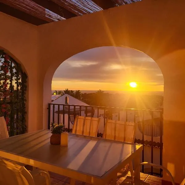 Casa Sunrise - Deluxe house with rooftop, 5 pools and panoramic sea views, Calpe, hotel i Calpe