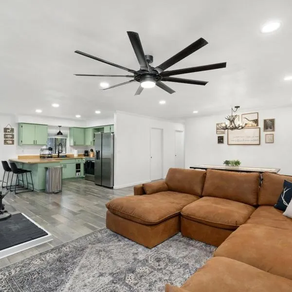 Modern Lakeside Family Fun Cabin, hotel i Pinetop-Lakeside