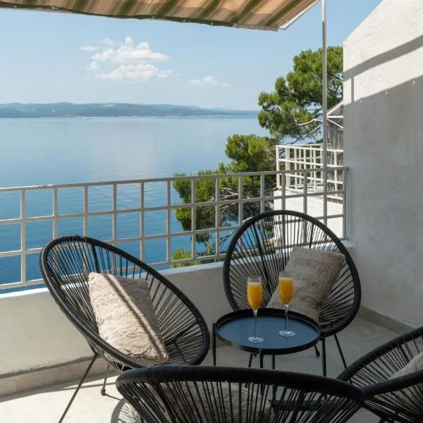 Ocean front apartment with stunning view, hotel in Krvavica