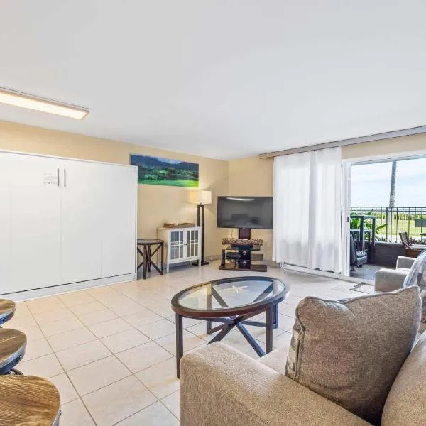 Amazing Beachfront Condo by Pool, hotel v destinaci Hauula