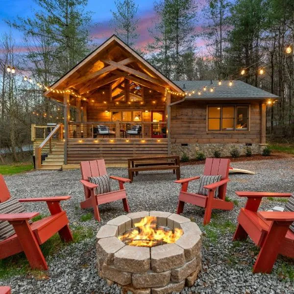 Family fun, romantic Hot Tub, Firepit, King Bed 15 min from Blue Ridge & Ellijay: Blue Ridge şehrinde bir otel