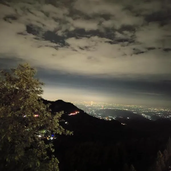 Nona shona chill point homestay and cafe, hotel in Mussoorie