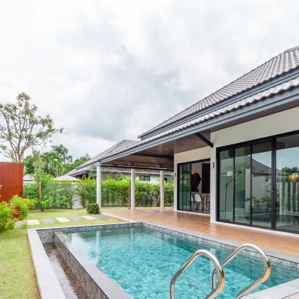 Bangtao Beach Walk Villa by Taan Residence, hotel in Bang Tao Beach