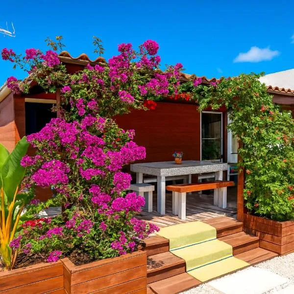 "Chalet La Buganvilla con Piscina Privada y Jardín Cerca de la Playa en Chiclana", hotel v destinaci Chiclana de la Frontera