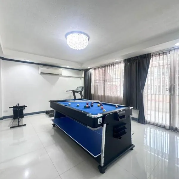 Ten Place at Srinakarin, hotel v destinaci Bangkok