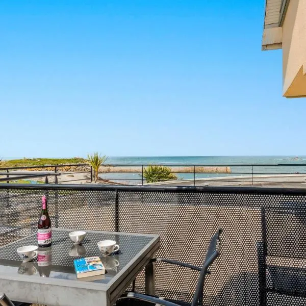 Appartement vue mer - plage à 30m, hotel in Cléder
